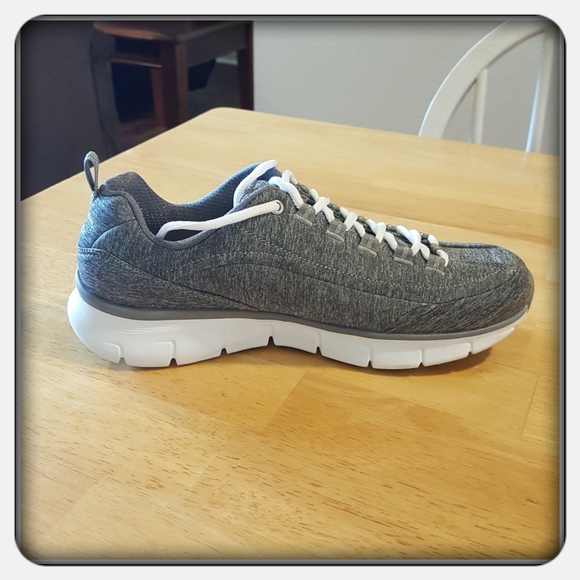 EUC Woman's Grey Skechers Tennis Shoes Size 10M - Picture 4 of 8